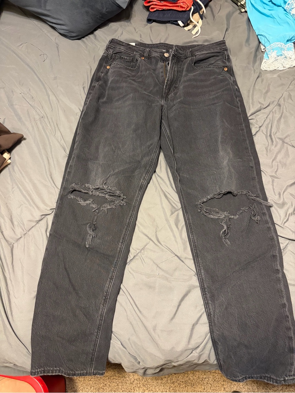 American Eagle Outfitters Women’s Straight Jeans in Black with Knee Rips